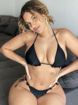 Damnnn she’s perfect!!❤️❤️❤️