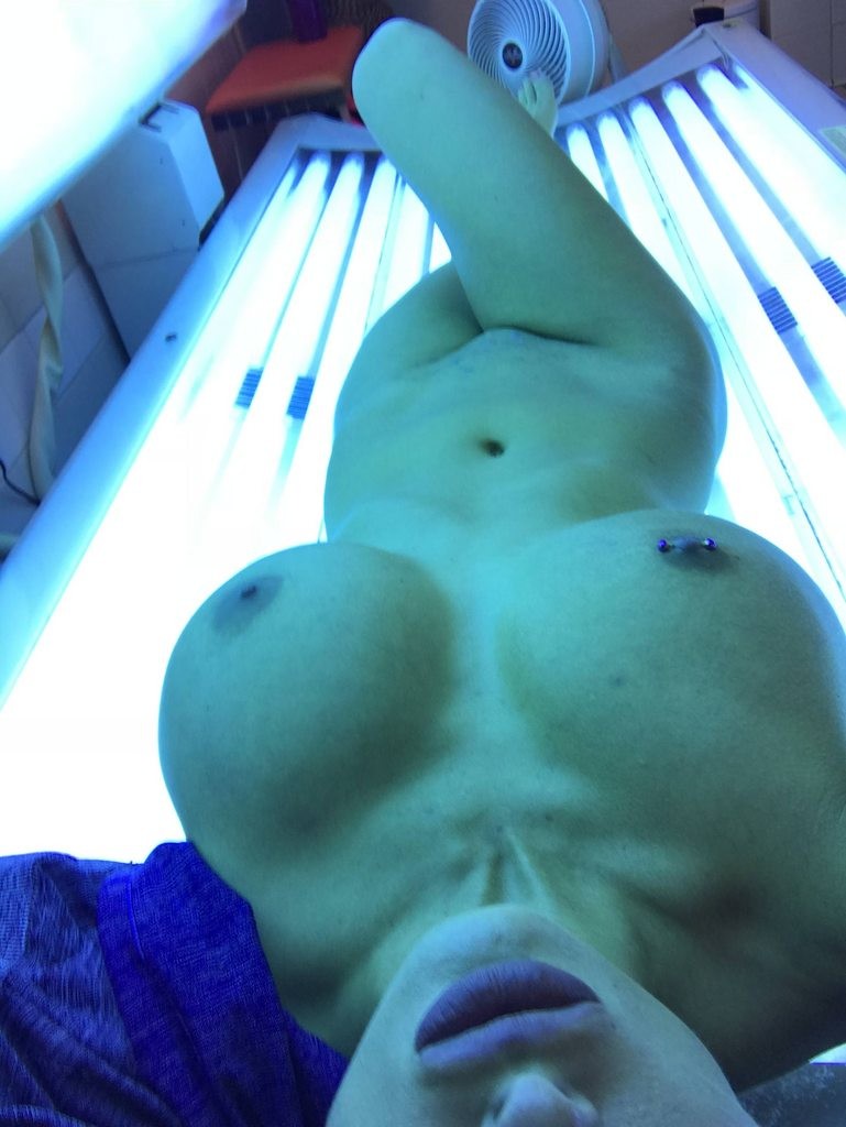 Wow! Amazing body in the tanning bed