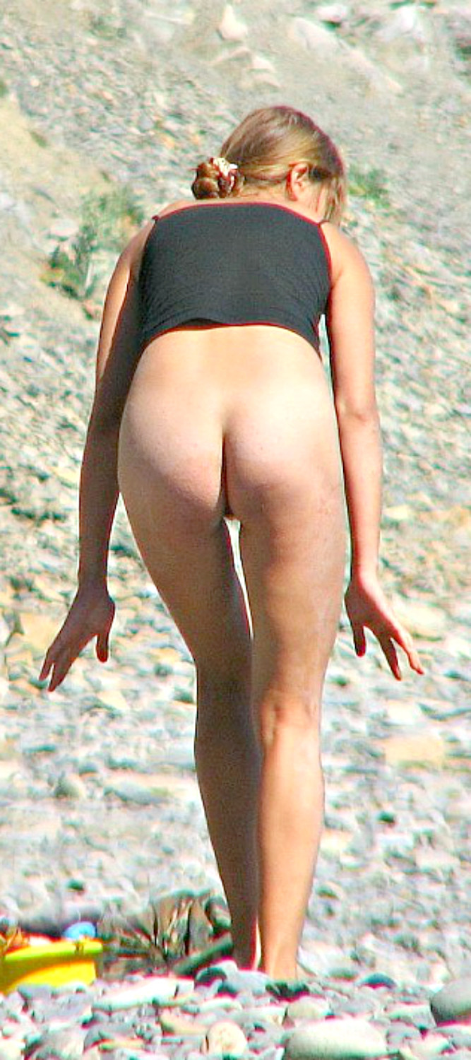 perfect babe without panties on nature (4)