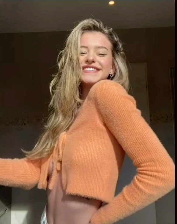 Lea elui- side boob without bra