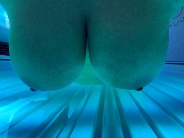 Big hangers in the tanning bed