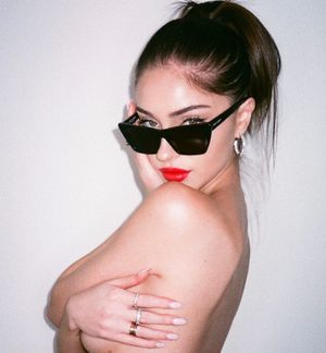 Smear her lipstick and cum on her glasses