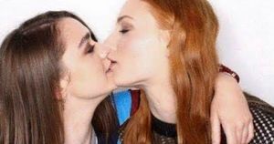 sophie turner and maisie williams kissing