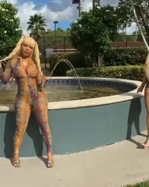 twerking and dancing with big butt