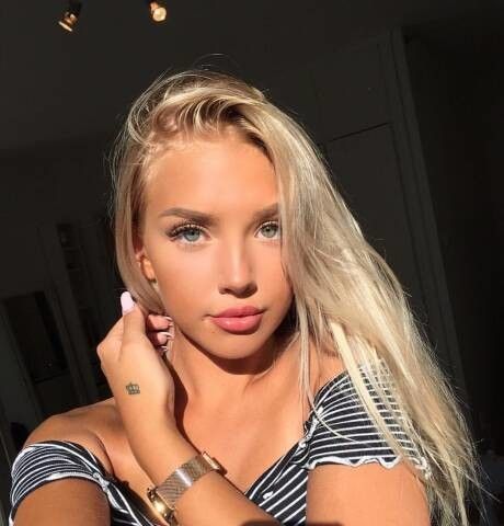 Blonde selfie