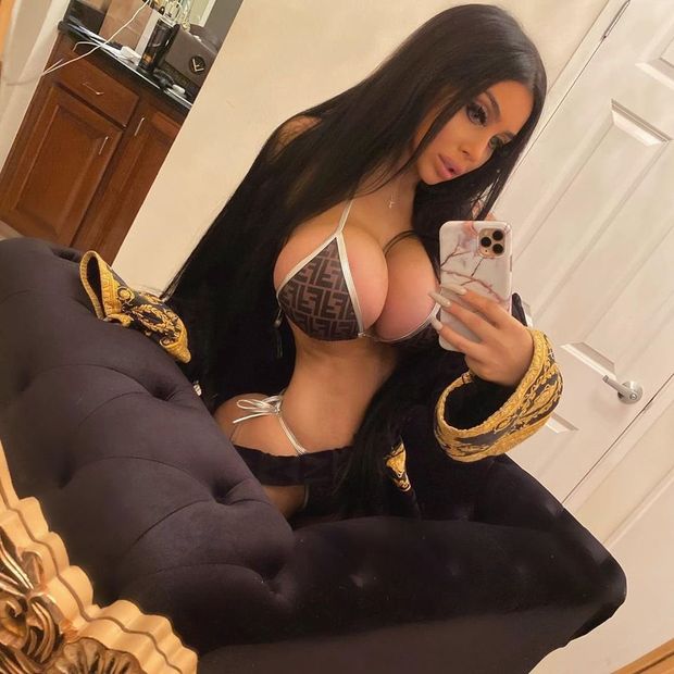 bimbo selfie