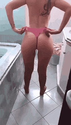 Hottie Pulls Off Her Panties