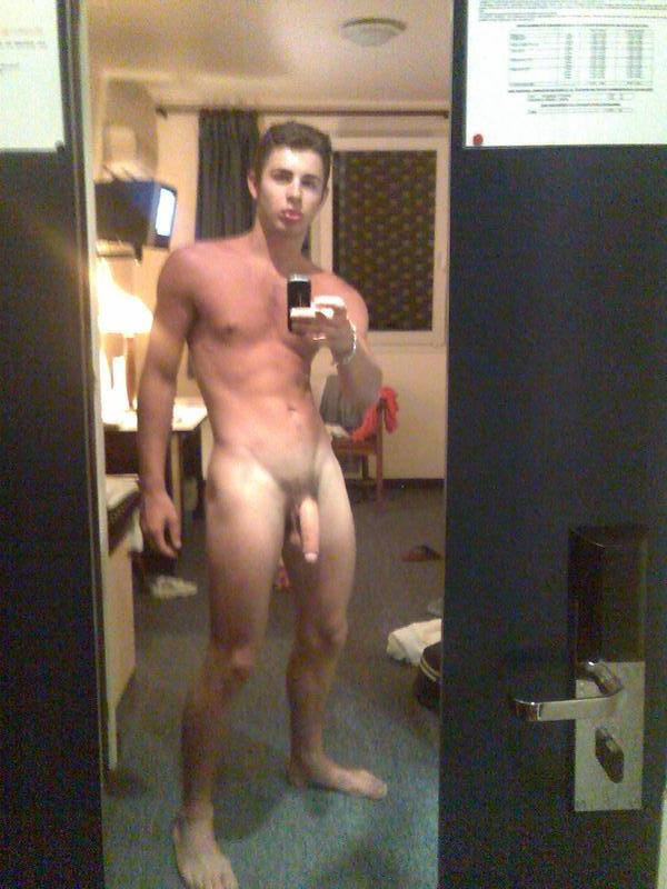 Guy Get Naked And Take Pic Of His Body From Mirror