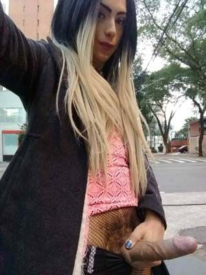 Transsexuelle exhibitionniste la bite bien sortie dans les rues de Nantes 44000