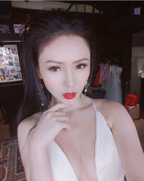 asian teen cleavage