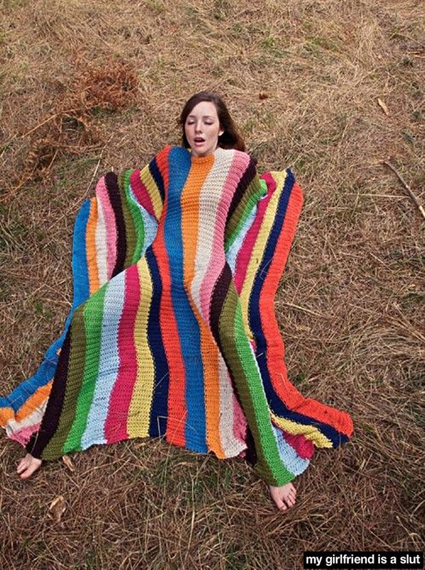 Grrrl under the blanket has sexy outline