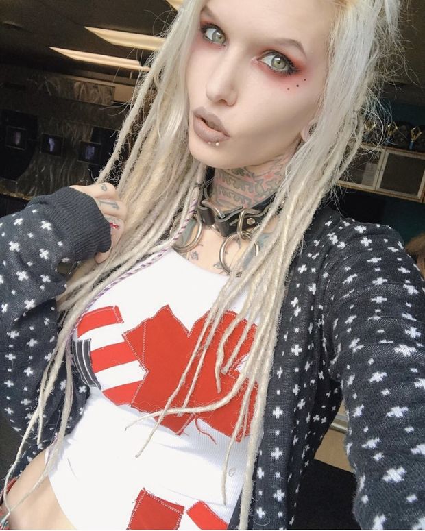 Sexy alt babe