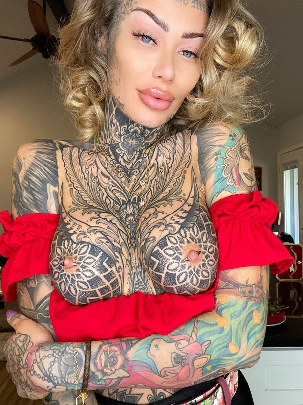 Tattooed hottie