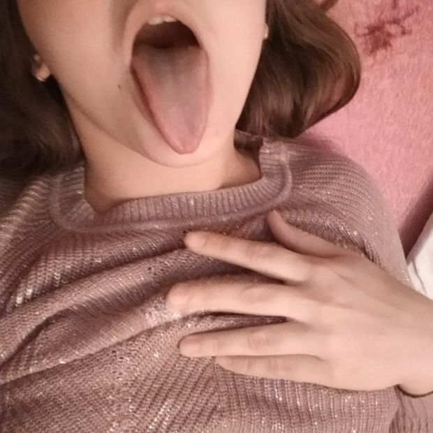 Amateur babe open mouth