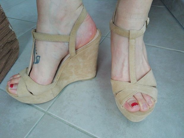 Gorgeous feet to clean