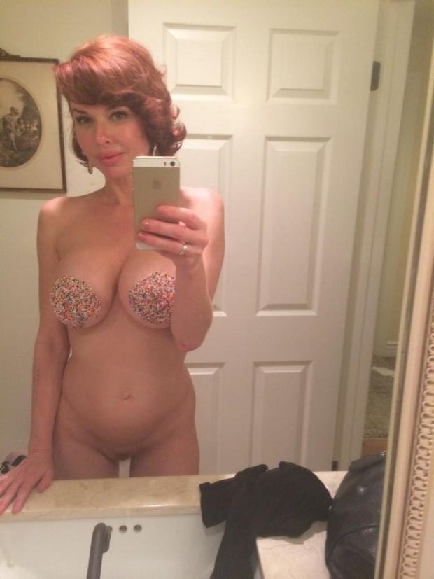 MILF taking naked selfie photo of her amazing body