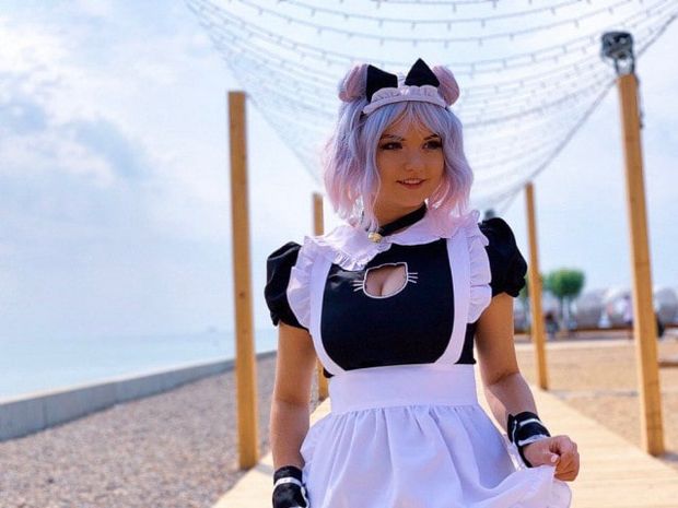 Natsumi en costume Cosplay