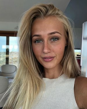 She knows she's fucking gorgeous