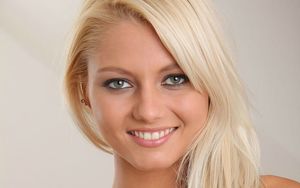 Annely Gerritsen - green eyes, face, smiling, pornstar, blonde, portrait, HD wallpaper