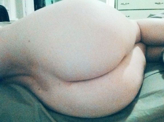This amateur has a nice white ass