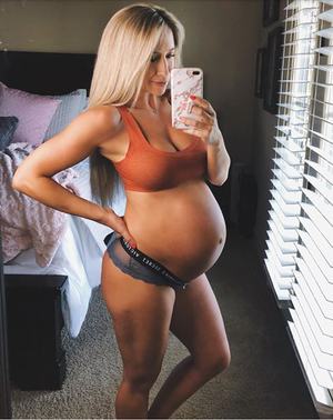 cookie pregnant selfie