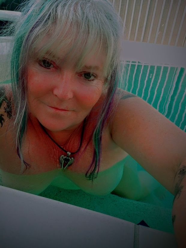 Chaturbate milf Sarai_sublime in hot tub topless