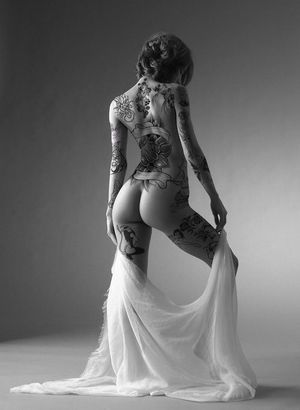 Perfect ass on this naked tattooed babe