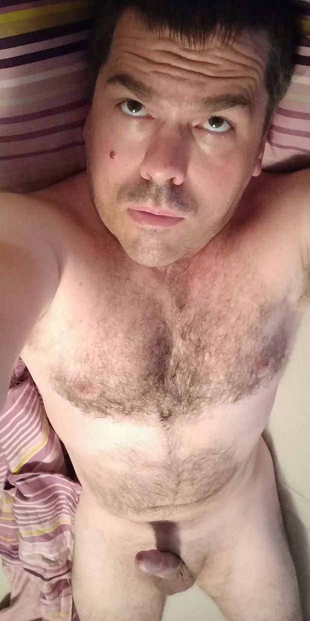 Sexy nude hairy guy