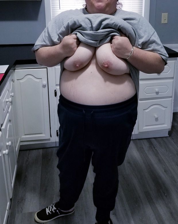 BBW flashing tits house hunting in public