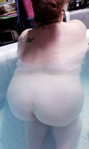 BBW showing off ass nude in hot tub