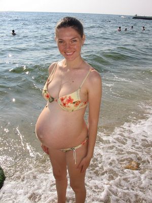 preggo g*rls in bikinis are the cutest ever
