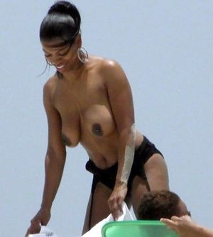 Topless bella signora nera tette