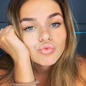 Megan Elizabeth Guthrie (TicToc) kiss