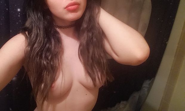 Naked self-shot with cute lips