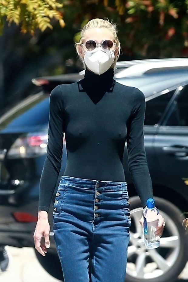Jaime King braless boobs in a tight black top showing off her tits pokies seen by paparazzi after dumping her husband.