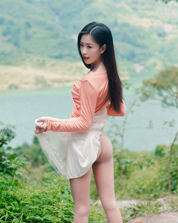 My penis actually started to erect when she lift her skirt and show that little round ass in the tight pantyhose.