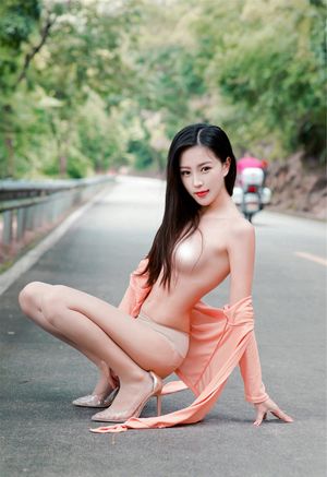 took off the shirt and showing the breasts after the motorcycle passed.