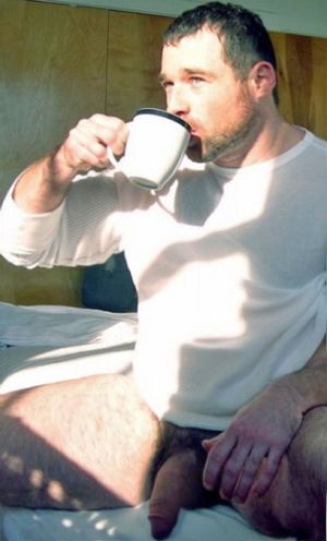 homem pelado tomando café