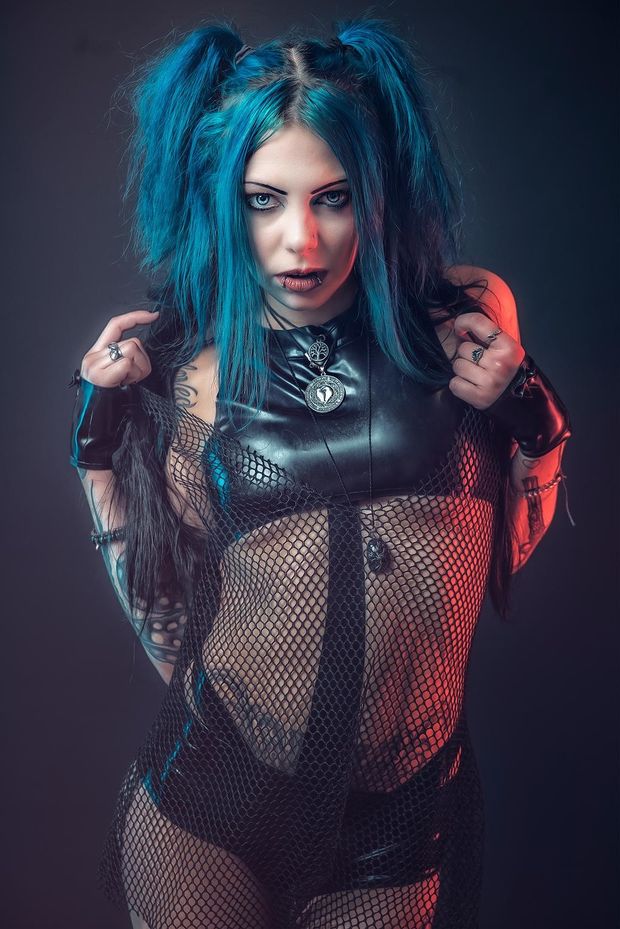 Sexy goth babe!