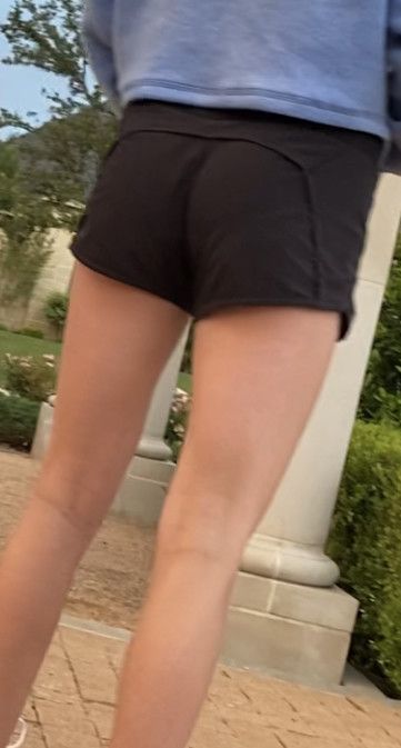 Hot teen ass voyer