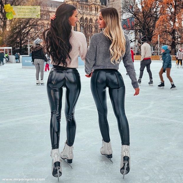 Skate in shiny leggings