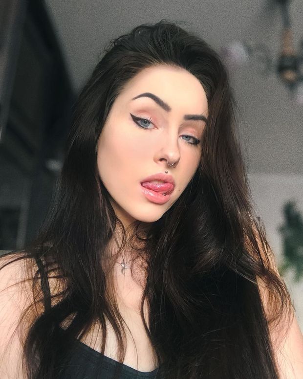 SEE ME NAKED AND FUCK ME LIVE ON POSSY. ML