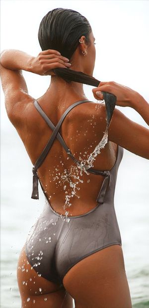 Amazing swimsuit ass