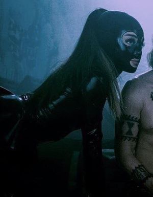 This is a good look on Ariana Grande