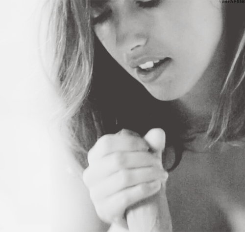 Hottie giving a handie