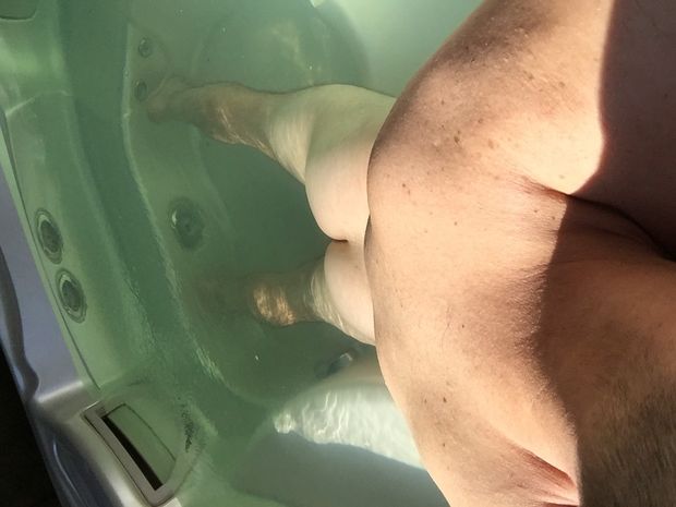 butt in hot tub