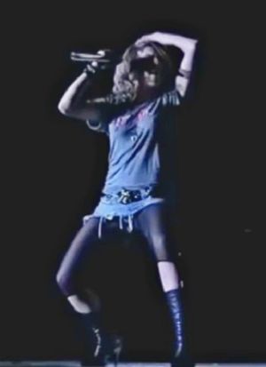 Jeanette Biedermann lässt Brüste wackeln