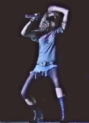 Jeanette Biedermann lässt Brüste wackeln