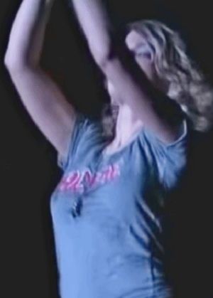 Jeanette Biedermann lässt Brüste wackeln