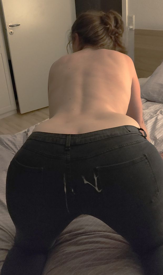 Spunk over her ass in jeans